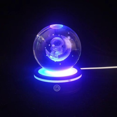 USB'li Astronot Tasarımlı Dönen Cam Küre USB'li Astronot Tasarımlı Dönen Cam Küre