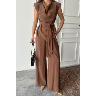 TENCEL MODAL KOLSUZ BLUZ KAPALI CEP DETAYLI DÖKÜMLÜ - PANTOLON TAKIM - Kahverengi TENCEL MODAL KOLSUZ BLUZ KAPALI CEP DETAYLI DÖKÜMLÜ - PANTOLON TAKIM - Kahverengi