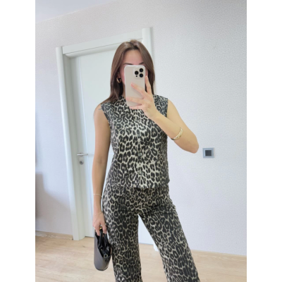 Leopar Desenli Düğmeli Bluzlu Pantolon İkili Takım -Leopar Leopar Desenli Düğmeli Bluzlu Pantolon İkili Takım -Leopar