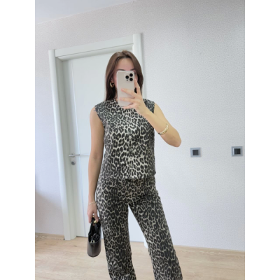 Leopar Desenli Düğmeli Bluzlu Pantolon İkili Takım -Leopar Leopar Desenli Düğmeli Bluzlu Pantolon İkili Takım -Leopar